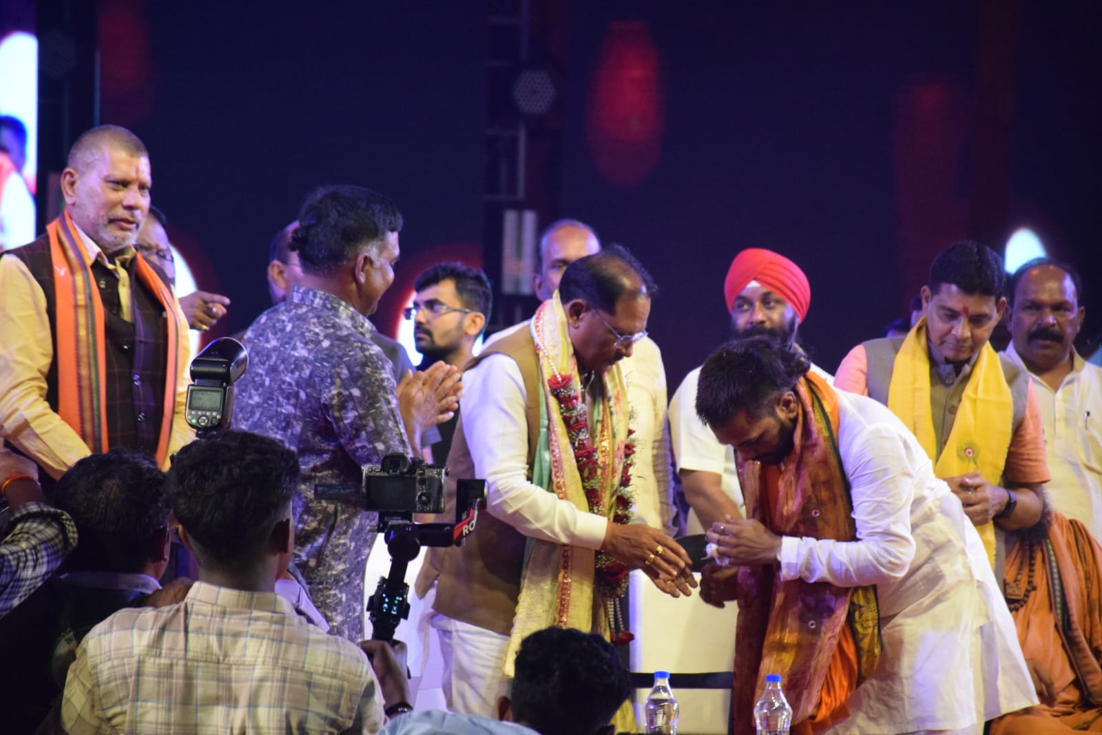 Raipur News: राजधानी के गुढ़ियारी में गोविंदाओं का धमाल, सीएम साय की उपस्थिति में विशाल दही हांडी उत्सव भव्यता के साथ संपन्न
