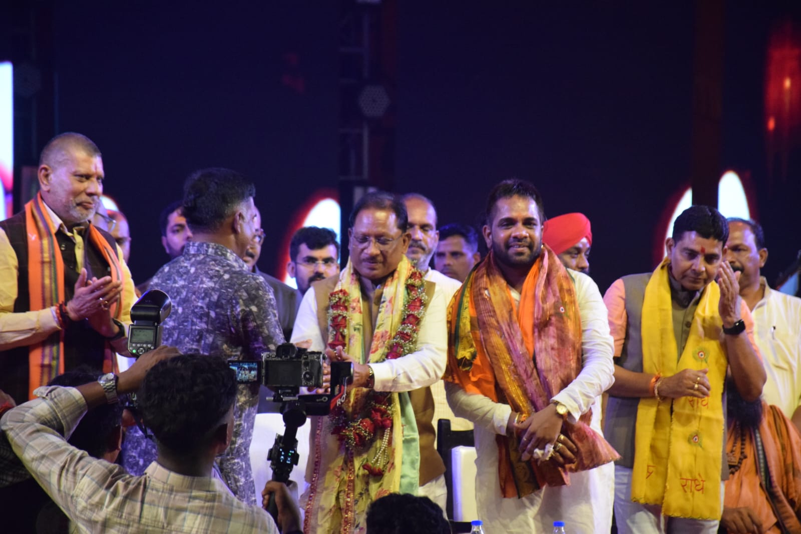 Raipur News: राजधानी के गुढ़ियारी में गोविंदाओं का धमाल, सीएम साय की उपस्थिति में विशाल दही हांडी उत्सव भव्यता के साथ संपन्न