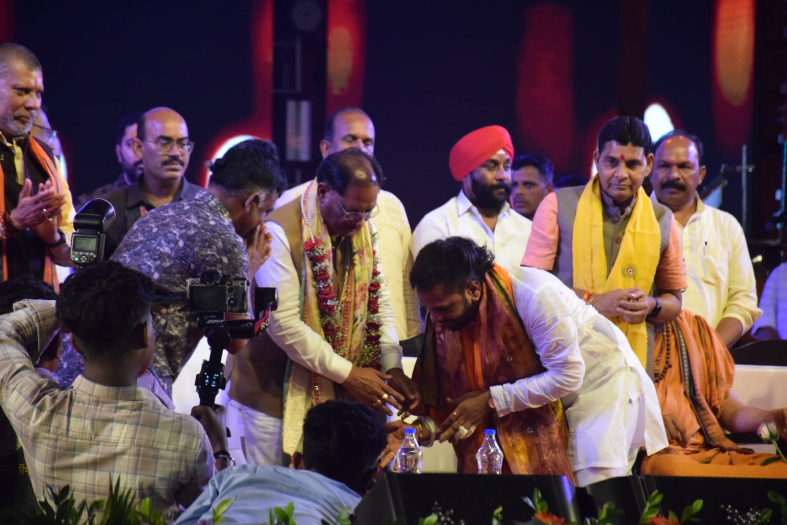 Raipur News: रायपुर के गुढ़ियारी में गोविंदाओं का धमाल, सीएम साय की उपस्थिति में विशाल दही हांडी उत्सव भव्यता के साथ हुआ संपन्न