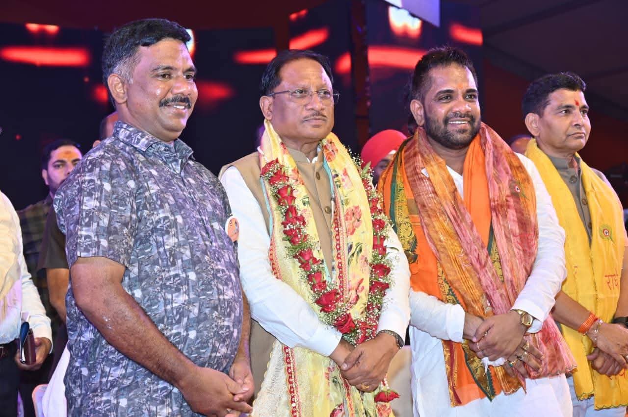Raipur News: रायपुर के गुढ़ियारी में गोविंदाओं का धमाल, सीएम साय की उपस्थिति में विशाल दही हांडी उत्सव भव्यता के साथ हुआ संपन्न