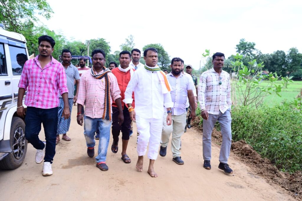 PCC Chief Deepak Baij visited Bastar: बस्तर के बाढ़ प्रभावित इलाकों का पीसीसी चीफ दीपक बैज ने किया दौरा,प्रभावित परिवारों से की मुलाकात,प्रशासन से की त्वरित राहत और पुनर्वास की मांग