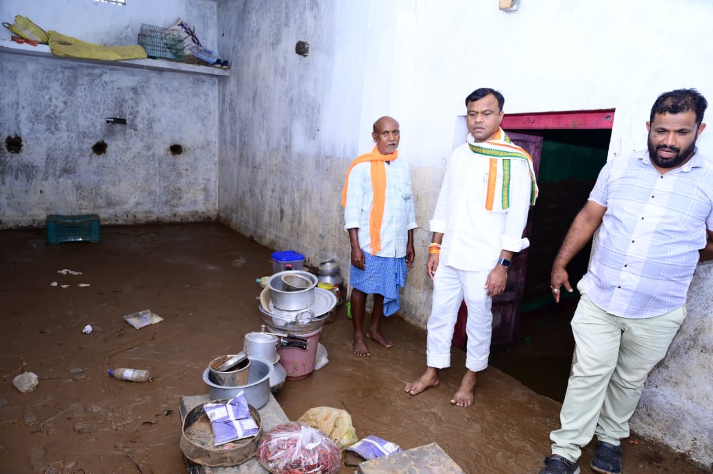 PCC Chief Deepak Baij visited Bastar: बस्तर के बाढ़ प्रभावित इलाकों का पीसीसी चीफ दीपक बैज ने किया दौरा,प्रभावित परिवारों से की मुलाकात,प्रशासन से की त्वरित राहत और पुनर्वास की मांग