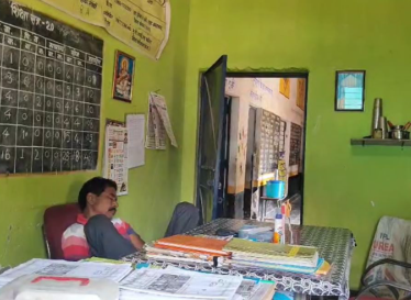 Headmaster drunk in school : शिक्षा के मंदिर में शर्मनाक हरकत: शराब के नशे में टल्ली हेडमास्टर टेबल पर लुढ़के