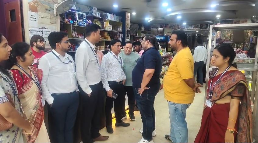 Raipur Breaking: रक्षाबंधन से पहले तेलीबांधा में खाद्य विभाग की छापेमारी, मिठाई की दुकानों में गंदगी का भंडार,देखें वीडियो