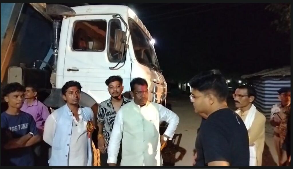 Illegal Sand Mining : राजिम में BJP MLA उतरे सड़क पर…फिंगेश्वर-राजिम मुख्य मार्ग पर रेत से भरे हाइवा को रोका और पुलिस को सौंपा…यहां देखें Video