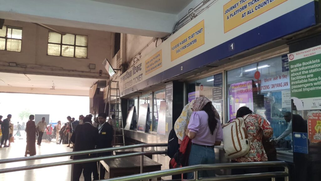 Ticket Counter : यात्रियों की सुविधा के लिए रेलवे का कदम…! रायपुर स्टेशन पर अनारक्षित टिकट काउंटर की शिफ्टिंग शुरू