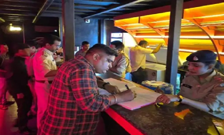 Bar License Suspended : रायपुर के 7 बारों का लाइसेंस निलंबित…कलेक्टर ने दी बड़ी चेतावनी…? यहां सुनिए
