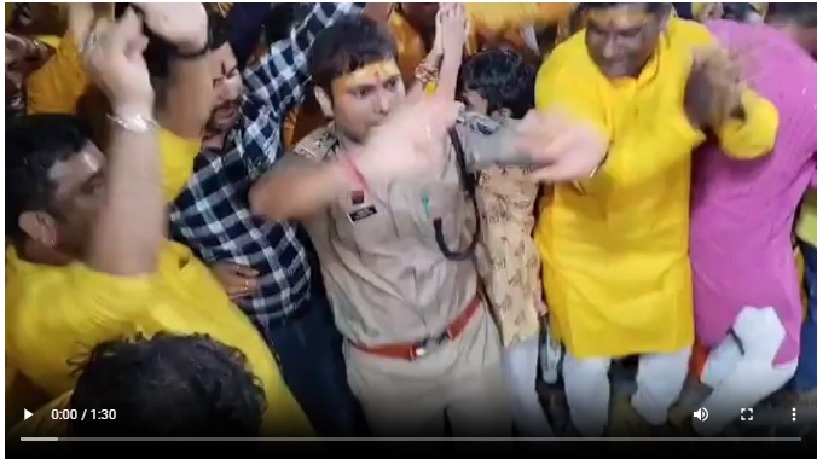 SP Danced on Bhajan : SP भोजराम पटेल का भजन पर डांस…! वर्दी की गरिमा पर सवाल…सोशल मीडिया पर बवाल…यहां देखें VIDEO