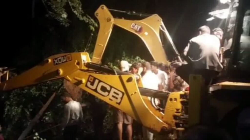 Tragic Road Accident: A tragic accident in Chhindwara...! A Bolero car falls into a well... 4 sadhus dead, 3 seriously injured... CM expresses grief... Watch the video here