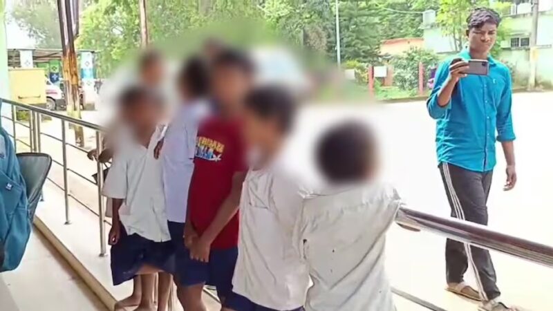 Feviquick in Eyes : सहपाठियों ने आंख में डाल दी फेवीक्विक…! 8 छात्रों की चिपक गईं आंखें…अस्पताल में भर्ती