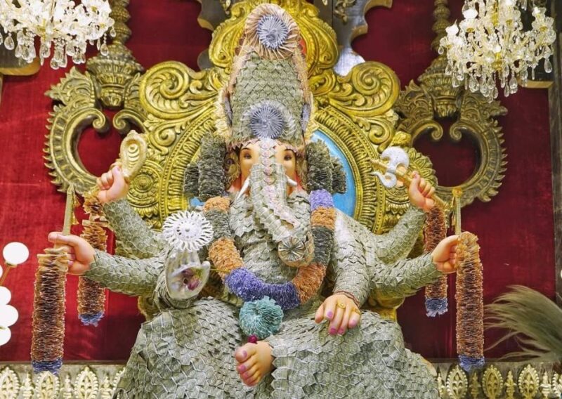 Ganesh Utsav: 'Lambodar' decorated with crores of 50, 100, 200 and 500 rupee notes...! A huge crowd of devotees gathered... see here
