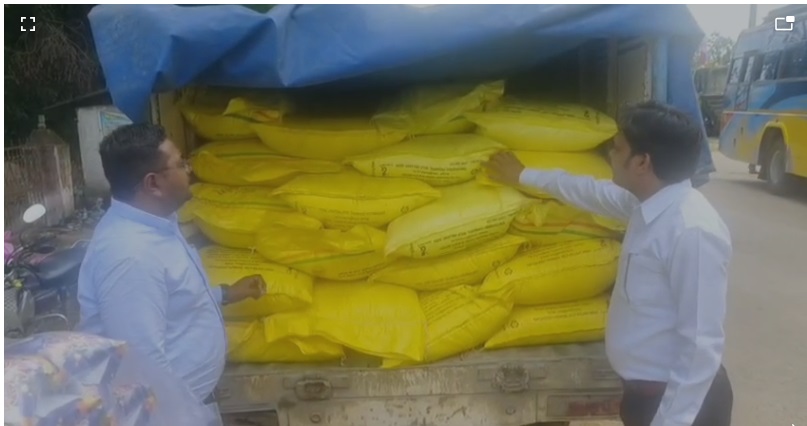 Agriculture Depat Action : गरियाबंद में खाद की किल्लत के बीच मुनाफाखोरी पर कृषि विभाग की कार्रवाई…! 525 बोरी यूरिया जब्त…दुकान निलंबित…VIDEO