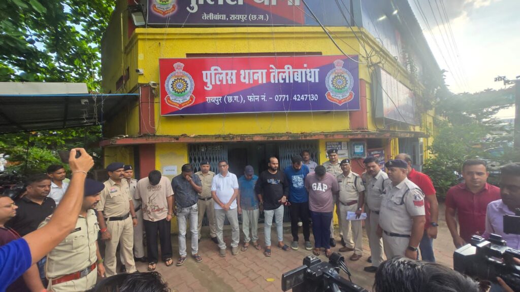 Stranger Nude Party : रायपुर में ‘स्ट्रेंजर न्यूड पार्टी’ का भंडाफोड़…रिटायर्ड सरकारी अधिकारी सहित 7 अरेस्ट…यहां देखें Video