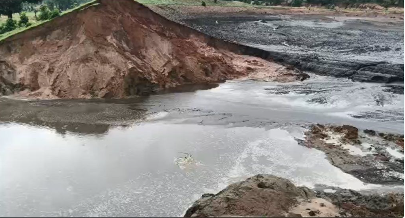 Flood in Chhattisgarh : बलरामपुर में बारिश से टूटा 50 साल पुराना लूतिया डैम, 2 की मौत, 4 लापता