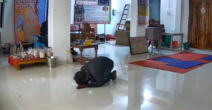 Chhattisgarh thief bows before Lord Ram : चोरी से पहले भगवान श्रीराम को किया प्रणाम, फिर उड़ा ले गया राशन और नकद – CCTV में कैद हुई घटना