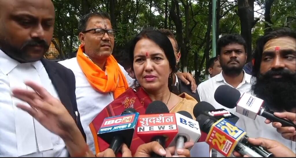 Raipur News: देवी-देवताओं की विकृत प्रतिमाओं को लेकर बवाल, हिंदू संगठनों ने जताया विरोध, SSP को सौंपा ज्ञापन