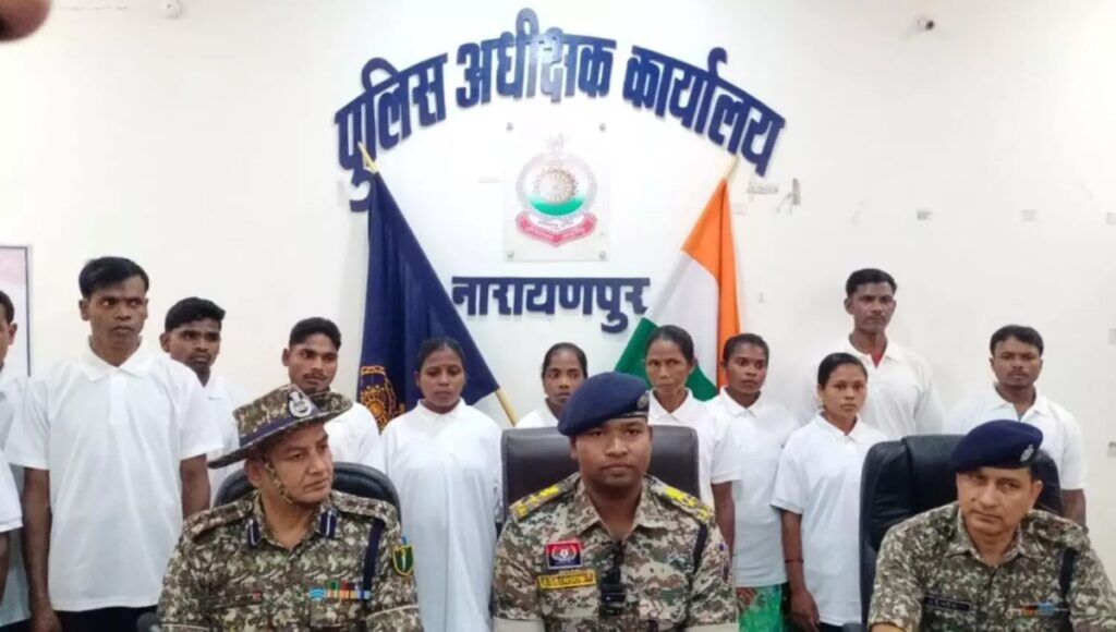 Naxal Operations : 18 लाख के 12 खूंखार इनामी माओवादियों ने छोड़ा हथियार…यहां देखें List