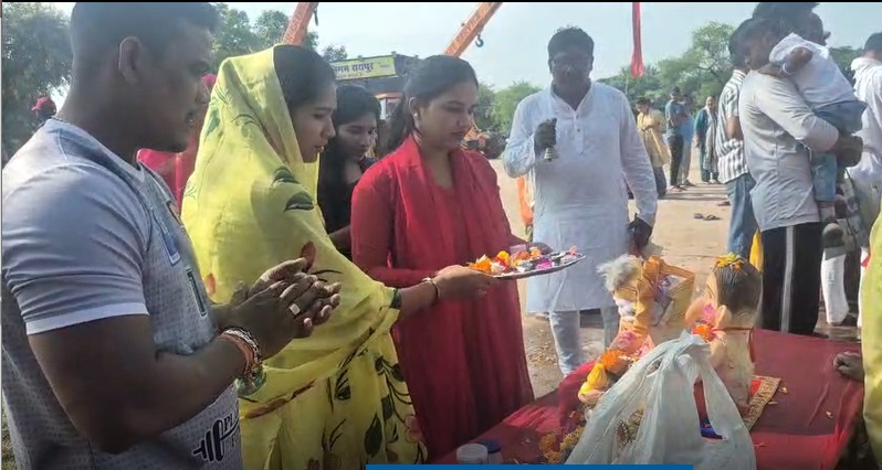 Immersion of Ganpati Bappa : रायपुर से बड़ी खबर…! हवन-पूजन के बाद छोटी मूर्तियों का विसर्जन शुरू…VIDEO