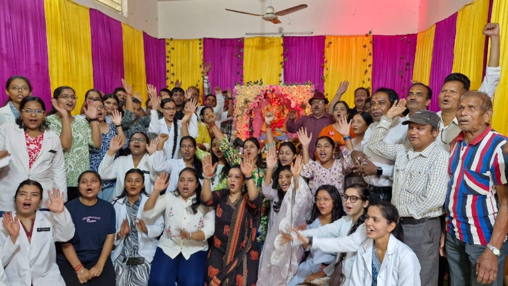 Ganeshotsav Celebrated : रायपुर में गणेशोत्सव की धूम…! शासकीय होम्योपैथी कॉलेज में विशेष आयोजन…56 भोग का हुआ प्रसाद वितरण Video