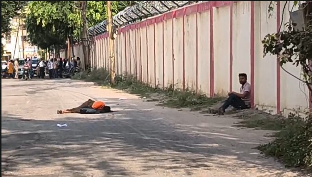 Illegal Relations : पति ने पत्नी को 5 गोलियों से भूना…! पुलिस ने आंसू गैस के सहारे आरोपी को किया काबू…यहां देखें VIDEO