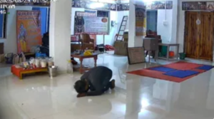 Chhattisgarh thief bows before Lord Ram : चोरी से पहले भगवान श्रीराम को किया प्रणाम, फिर उड़ा ले गया राशन और नकद – CCTV में कैद हुई घटना