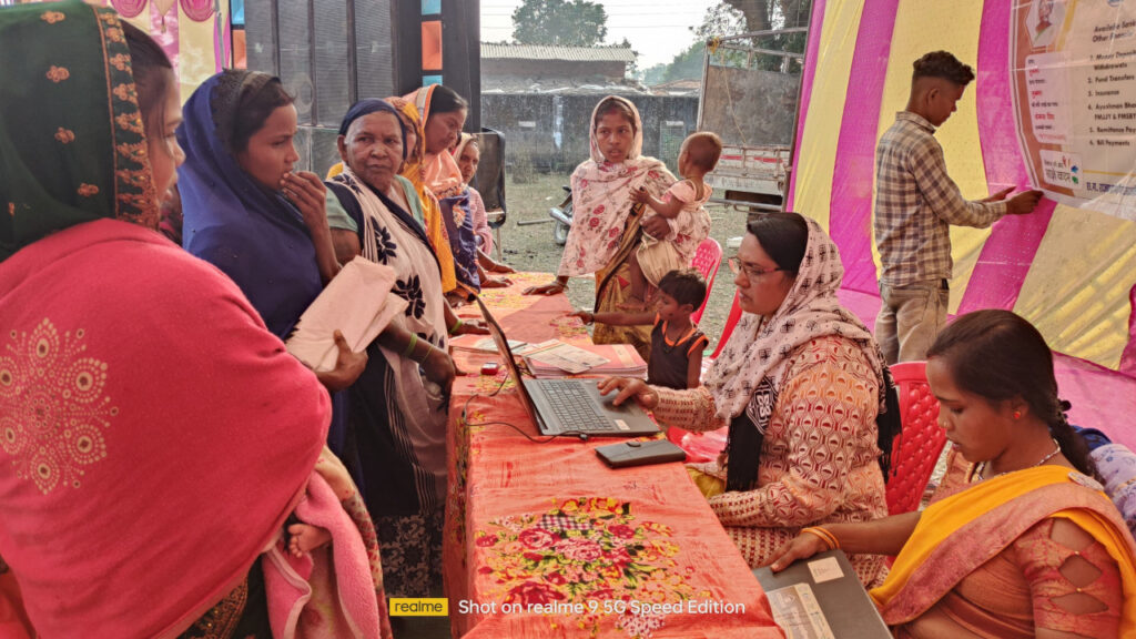 Bank Sakhi Baleshwari : गांव-गांव पहुंचाकर बदल रहीं हैं जीवन, 11 करोड़ के लेन-देन से मिली नई पहचान, किंग सेवाओं से आर्थिक सशक्तिकरण और समाज में सम्मान दोनों पा रहीं हैं सरगुजा की ‘बैंक वाली दीदी’