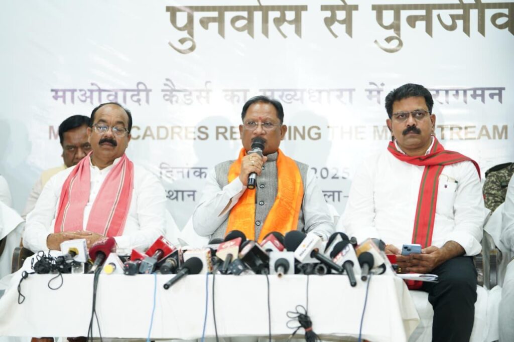 CM Vishnu : बस्तर में नक्सलवाद के खिलाफ ऐतिहासिक कदम, आत्मसमर्पण करने वालों का संविधान में विश्वास स्वागत योग्य