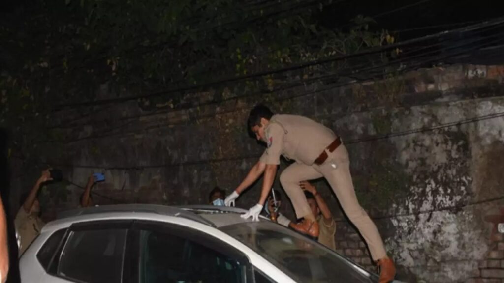 Suicide News : युवक ने की आत्महत्या…पार्किंग में खड़ी कार के अंदर चारों तरफ बिखरा था खून…जांच में जुटी