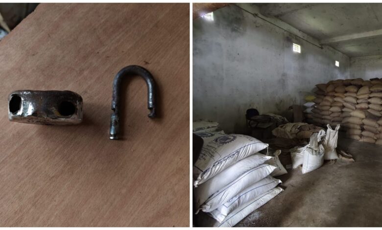 Theft in Ration Shop : गरियाबंद में सरकारी राशन दुकान में चोरी…! ताला तोड़कर चावल और शक्कर की बोरियां ले उड़े चोर