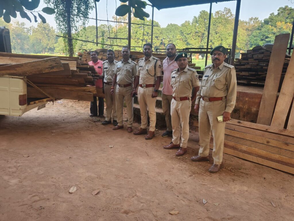 Kondagaon Forest Division की बड़ी कार्रवाई…! बीजापुर गांव से ₹1 लाख से अधिक की अवैध इमारती लकड़ी जब्त…एक आरोपी गिरफ्तार Video