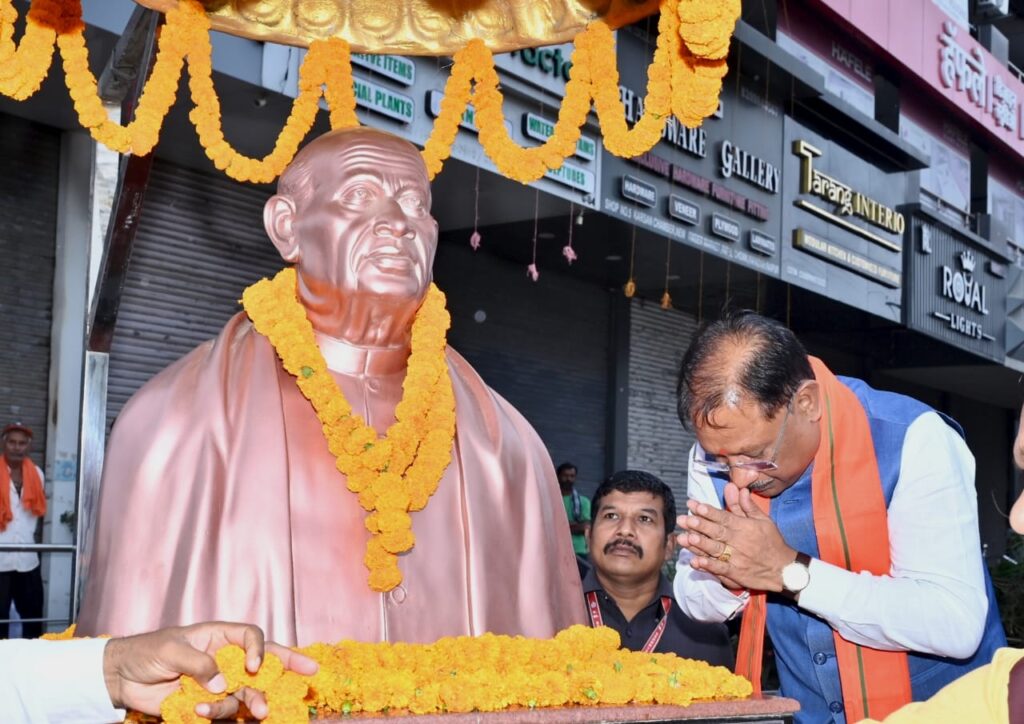 National Unity Day: CM Sai paid tribute to Sardar Patel by garlanding his statue! He gave the message of 'One India, Best India'.