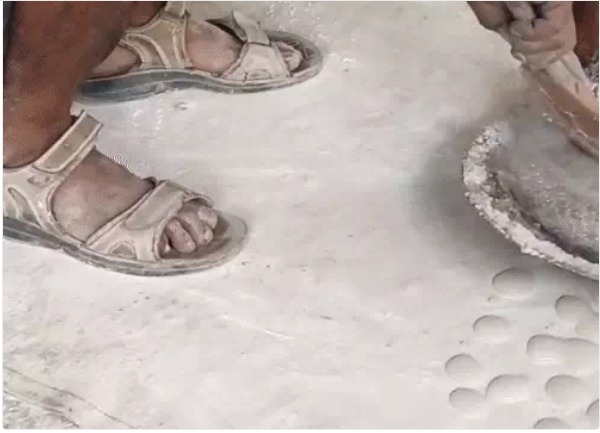 Messing with Faith : गंदगी में बन रहा है दीपावली का प्रसाद…चप्पल पहनकर गिराई जा रही चाशनी…श्रद्धा के साथ खिलवाड़