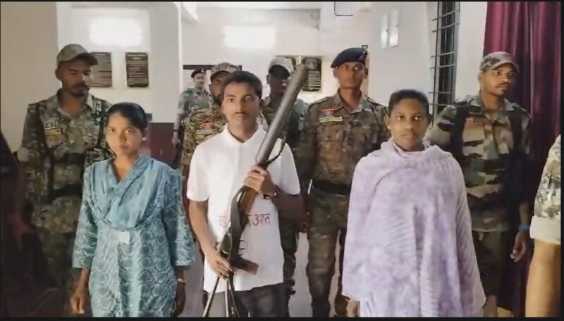 BIg Success : गरियाबंद में नक्सल मोर्चे पर बड़ी सफलता…! तीन इनामी नक्सलियों ने आत्मसमर्पण किया…यहां देखें Video