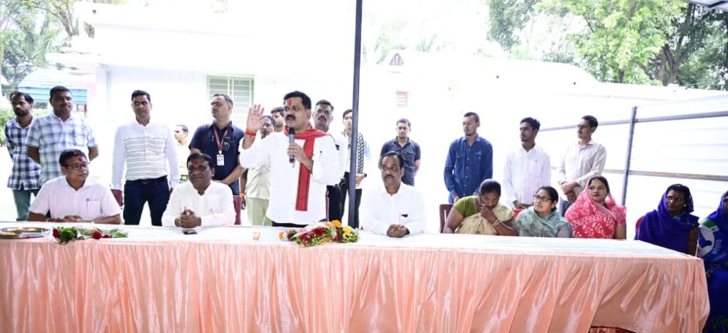 Deputy CM Vijay Sharma : प्रदेश में पहली बार दीपावली पर उपमुख्यमंत्री विजय शर्मा ने किया स्वच्छता दीदियों व कमांडो के साथ जलपान एवं स्नेहिल सम्मान, कवर्धा को प्रदेश का सबसे स्वच्छ शहर बनाने का लिया संकल्प