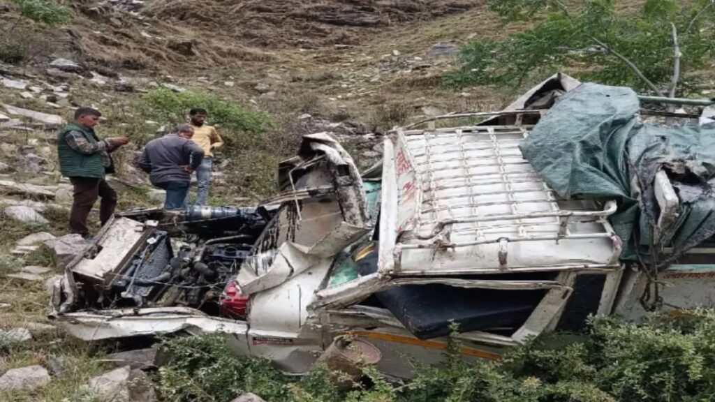 Major Accident: A horrific road accident...! A pickup falls into a ditch...! Eight pilgrims returning from the Astamba Devi Yatra die.