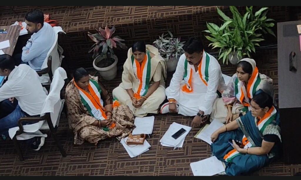 Raipur Municipal Corporation : रायपुर नगर निगम की सामान्य सभा में हंगामा…! विपक्ष का गर्भगृह में प्रदर्शन…यहां देखें Video