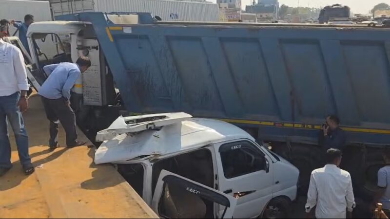 Dumper Wreaked Havoc: News of a tragic road accident! Dumper wreaks havoc... crushes 5 vehicles... 10 dead, 40 critical