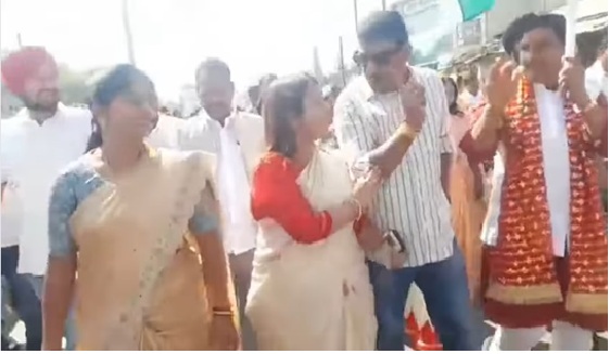 Unity March : बिलासपुर यूनिटी मार्च में हंगामा…! पहली पंक्ति में चलने को लेकर शुरू हुई बहस…केंद्रीय मंत्री को करना पड़ा हस्तक्षेप…यहां देखें Video