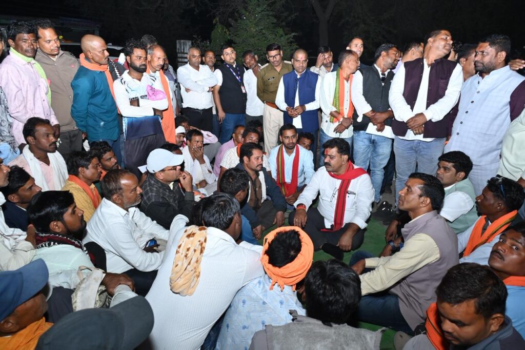 Patwari Suspended : किसानों की शिकायत पर पटवारी निलंबित…! उप मुख्यमंत्री ने मौके पर लिया संज्ञान