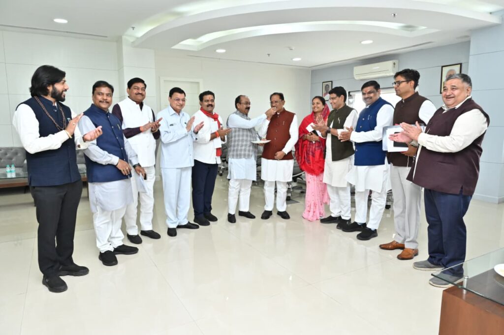 Bihar Election Results : कैबिनेट बैठक से पहले CM विष्णु देव साय और मंत्रियों ने मिठाई बांटकर मनाया जश्न…यहां देखें Photo