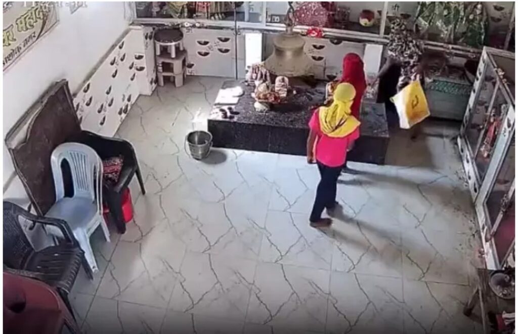 Donation Box Stolen : भूतेश्वर महादेव मंदिर की दानपेटी चोरी…CCTV में कैद 3 नाबालिग लड़कियां