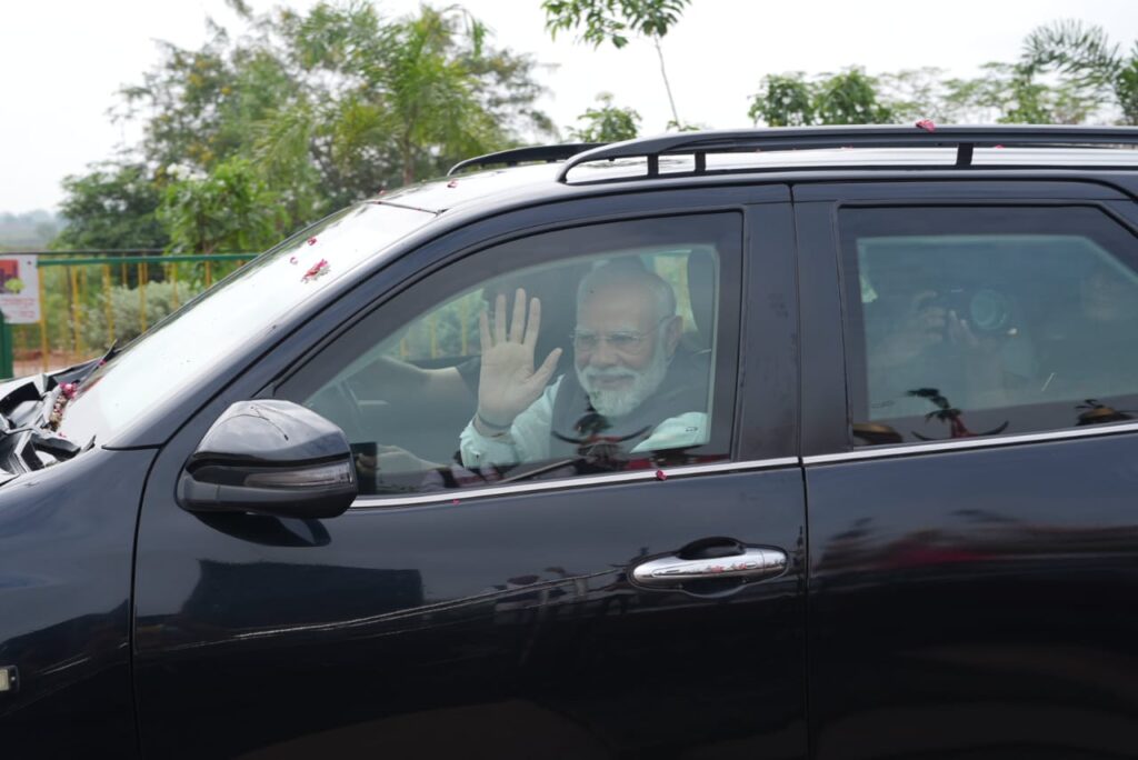 CG Rajyotsav: Prime Minister Modi receives a grand welcome at Raipur Airport...! See photos here!