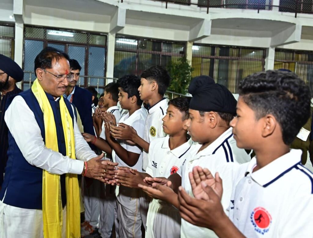 Statue of King Raghuraj Singh: Chief Minister unveiled the statue of King Raghuraj Singh in the stadium