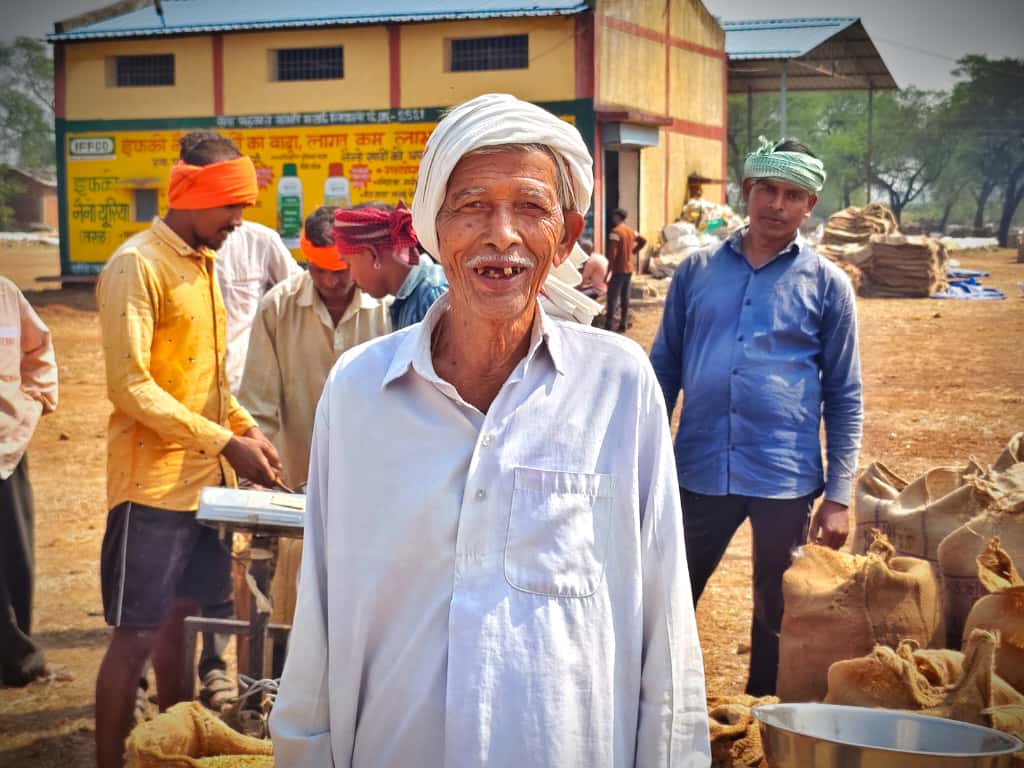 Balod: Received token through mobile app, ease in selling paddy... Elderly farmer Kolhu Ram Sahu of Nipani was very satisfied.