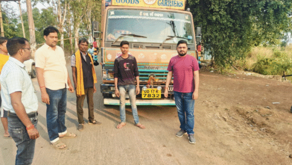 Illegal Transportation: Truck loaded with 560 sacks of paddy seized in Sariya area of Sarangarh