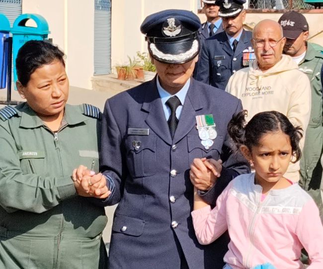 Tejas Plane Crash : दुबई एयर शो में शहीद हुए विंग कमांडर नमांश स्याल की अंतिम यात्रा…! बेटी का हाथ थामे एयरफोर्स की वर्दी में पहुंची पत्नी