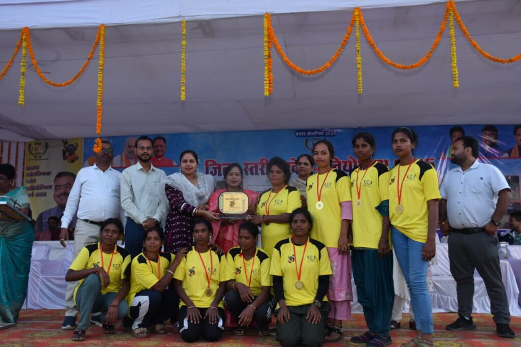Bastar Olympics 2025 : वर्षों बाद मैदान में लौटी महिलाएँ, खेल बना सांस्कृतिक जड़ों से जोड़ने का माध्यम