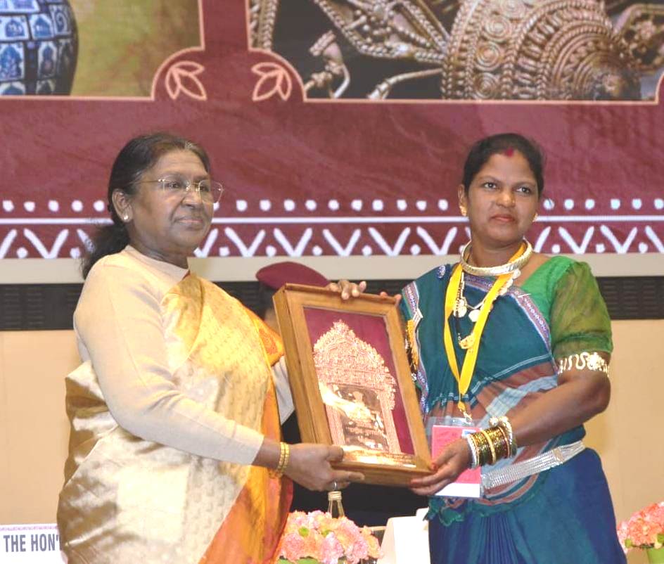 National Handicrafts Award : राष्ट्रपति मुर्मू ने किया सम्मानित…हिराबाई झरेका बघेल को राष्ट्रीय हस्तशिल्प पुरस्कार