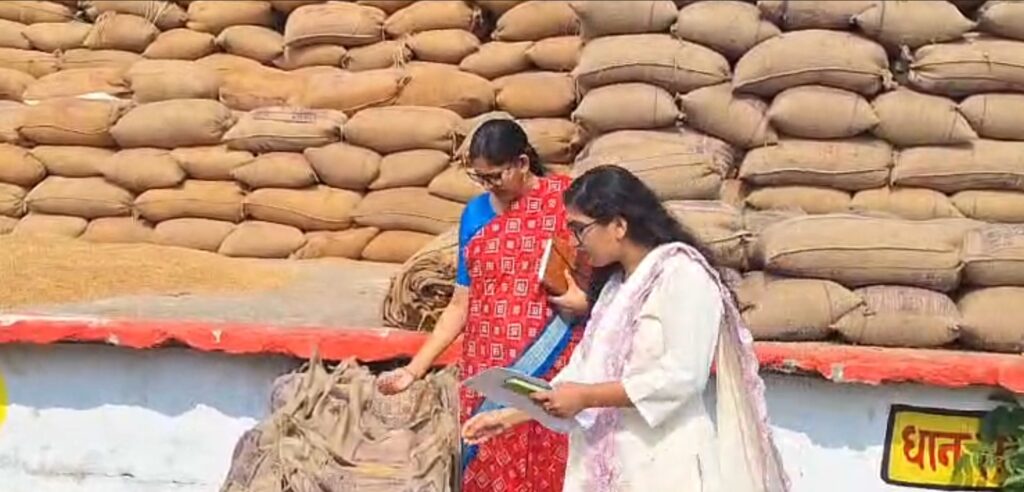 Food Department Secretary : खाद्य सचिव रीना कंगाले ने धान मंडी पर कसा शिकंजा…! अधिकारियों को चेतावनी- किसी को भी किसानों को परेशान करने की छूट नहीं…यहां देखें Video
