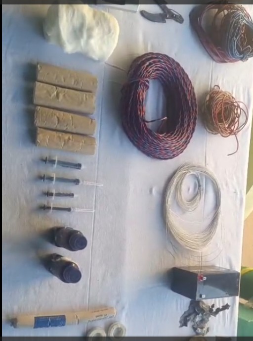 Maoist Plot Foiled : गरियाबंद ब्रेकिंग…! माओवादी साजिश नाकाम…पेड़ के नीचे छिपा मिला सिंगल शॉट…डेटोनेटर…वायर बैटरी…यहां देखें Video